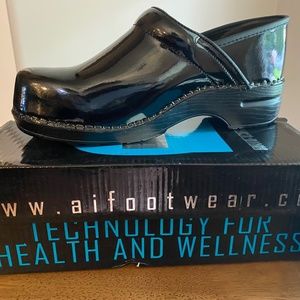 Black Patent Clogs Size 39 (8.5-9) by Artificial Intelligence Like Dansko NIB